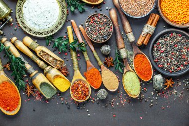 Baharat ve baharat kompozisyon masada yemek pişirmek için