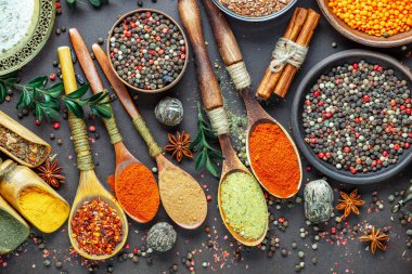 Baharat ve baharat kompozisyon masada yemek pişirmek için