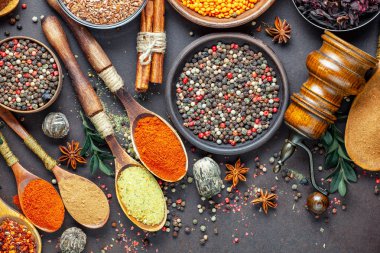 Baharat ve baharat kompozisyon masada yemek pişirmek için