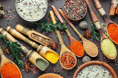 Baharat ve baharat kompozisyon masada yemek pişirmek için