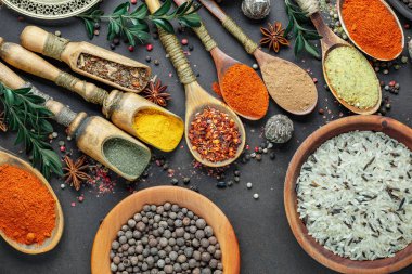 Baharat ve baharat kompozisyon masada yemek pişirmek için