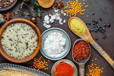 Baharat ve baharat kompozisyon masada yemek pişirmek için