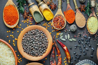 Baharat ve baharat kompozisyon masada yemek pişirmek için