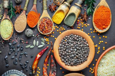 Baharat ve baharat kompozisyon masada yemek pişirmek için