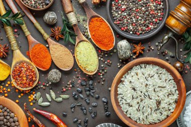 Baharat ve baharat kompozisyon masada yemek pişirmek için