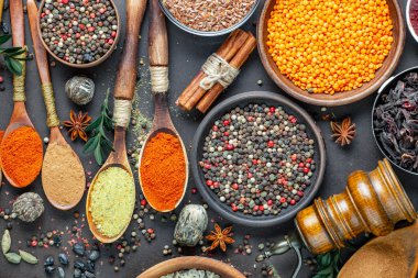 Baharat ve baharat kompozisyon masada yemek pişirmek için