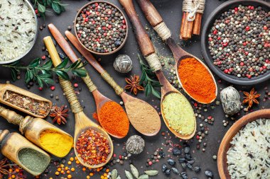 Baharat ve baharat kompozisyon masada yemek pişirmek için