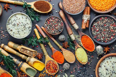 Baharat ve baharat kompozisyon masada yemek pişirmek için