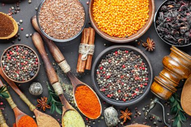 Baharat ve baharat kompozisyon masada yemek pişirmek için