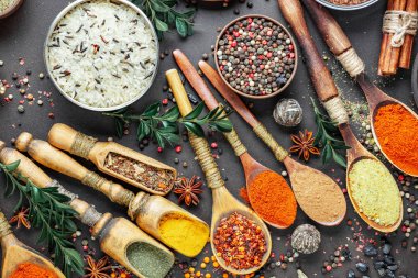Baharat ve baharat kompozisyon masada yemek pişirmek için