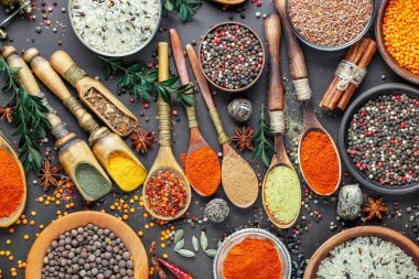 Baharat ve baharat kompozisyon masada yemek pişirmek için