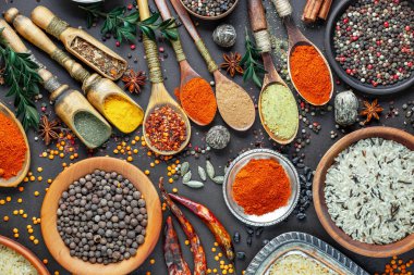 Baharat ve baharat kompozisyon masada yemek pişirmek için