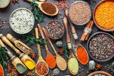 Baharat ve baharat kompozisyon masada yemek pişirmek için