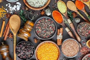 Baharat ve baharat kompozisyon masada yemek pişirmek için