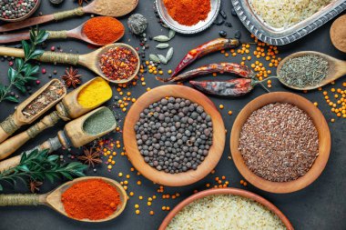Baharat ve baharat kompozisyon masada yemek pişirmek için
