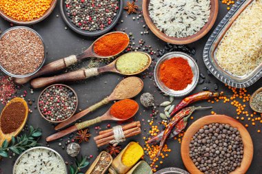 Baharat ve baharat kompozisyon masada yemek pişirmek için