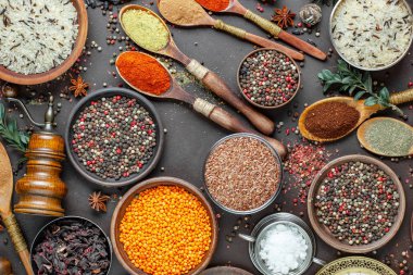 Baharat ve baharat kompozisyon masada yemek pişirmek için