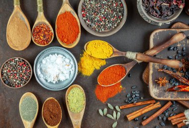 Baharat ve baharat kompozisyon masada yemek pişirmek için