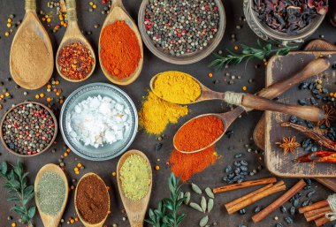 Baharat ve baharat kompozisyon masada yemek pişirmek için