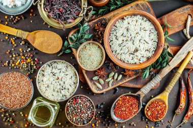 Baharat ve baharat kompozisyon masada yemek pişirmek için