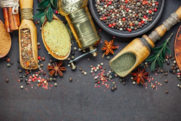 Gewürze Und Gewürze Zum Kochen Der Zusammensetzung Auf Dem Tisch — Stockfoto