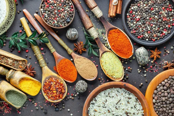 Baharat ve baharat kompozisyon masada yemek pişirmek için