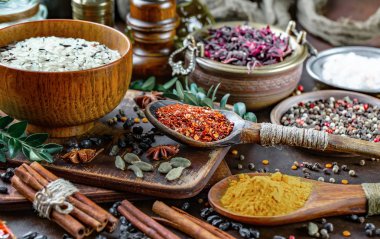 Baharat ve baharat kompozisyon masada yemek pişirmek için