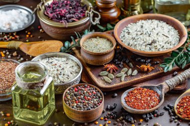 Baharat ve baharat kompozisyon masada yemek pişirmek için