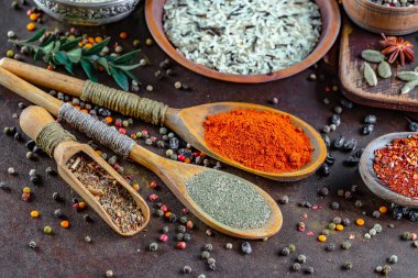 Baharat ve baharat kompozisyon masada yemek pişirmek için