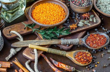 Baharat ve baharat kompozisyon masada yemek pişirmek için