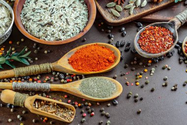 Baharat ve baharat kompozisyon masada yemek pişirmek için