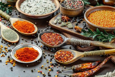 Baharat ve baharat kompozisyon masada yemek pişirmek için