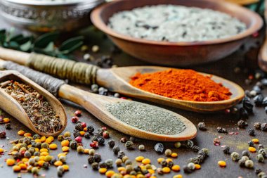 Baharat ve baharat kompozisyon masada yemek pişirmek için