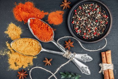 Baharat ve baharat kompozisyon masada yemek pişirmek için