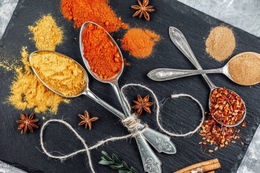 Baharat ve baharat kompozisyon masada yemek pişirmek için