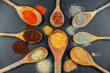 Baharat ve baharat kompozisyon masada yemek pişirmek için