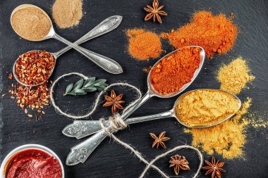 Baharat ve baharat kompozisyon masada yemek pişirmek için
