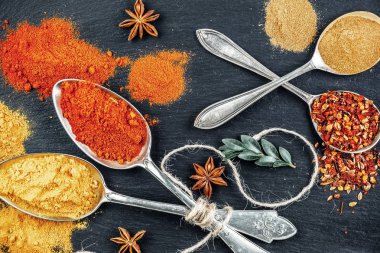 Baharat ve baharat kompozisyon masada yemek pişirmek için