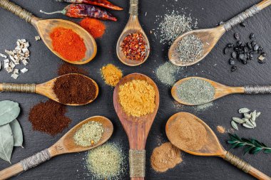 Baharat ve baharat kompozisyon masada yemek pişirmek için