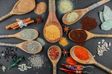 Baharat ve baharat kompozisyon masada yemek pişirmek için