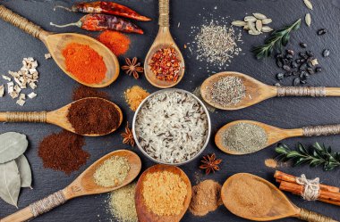 Baharat ve baharat kompozisyon masada yemek pişirmek için