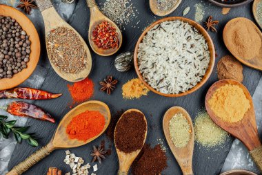 Baharat ve baharat kompozisyon masada yemek pişirmek için