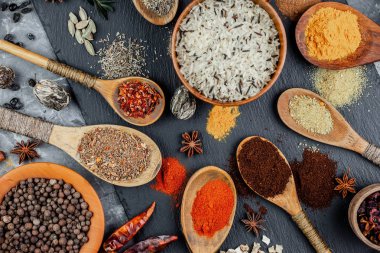 Baharat ve baharat kompozisyon masada yemek pişirmek için