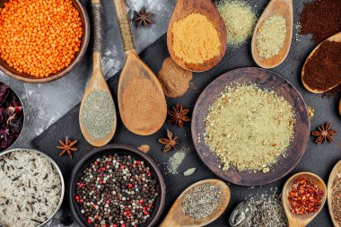 Baharat ve baharat kompozisyon masada yemek pişirmek için