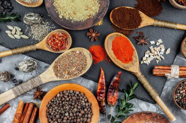 Baharat ve baharat kompozisyon masada yemek pişirmek için