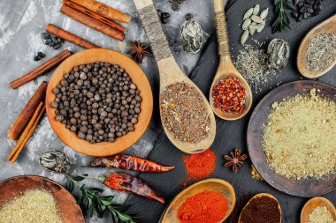 Baharat ve baharat kompozisyon masada yemek pişirmek için