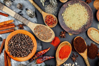 Baharat ve baharat kompozisyon masada yemek pişirmek için