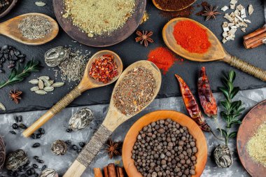 Baharat ve baharat kompozisyon masada yemek pişirmek için