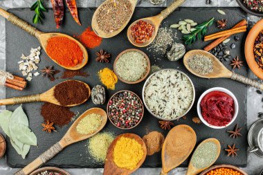 Baharat ve baharat kompozisyon masada yemek pişirmek için