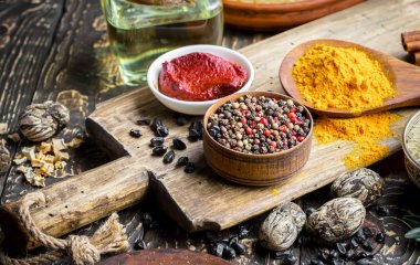 Baharat ve baharat kompozisyon masada yemek pişirmek için